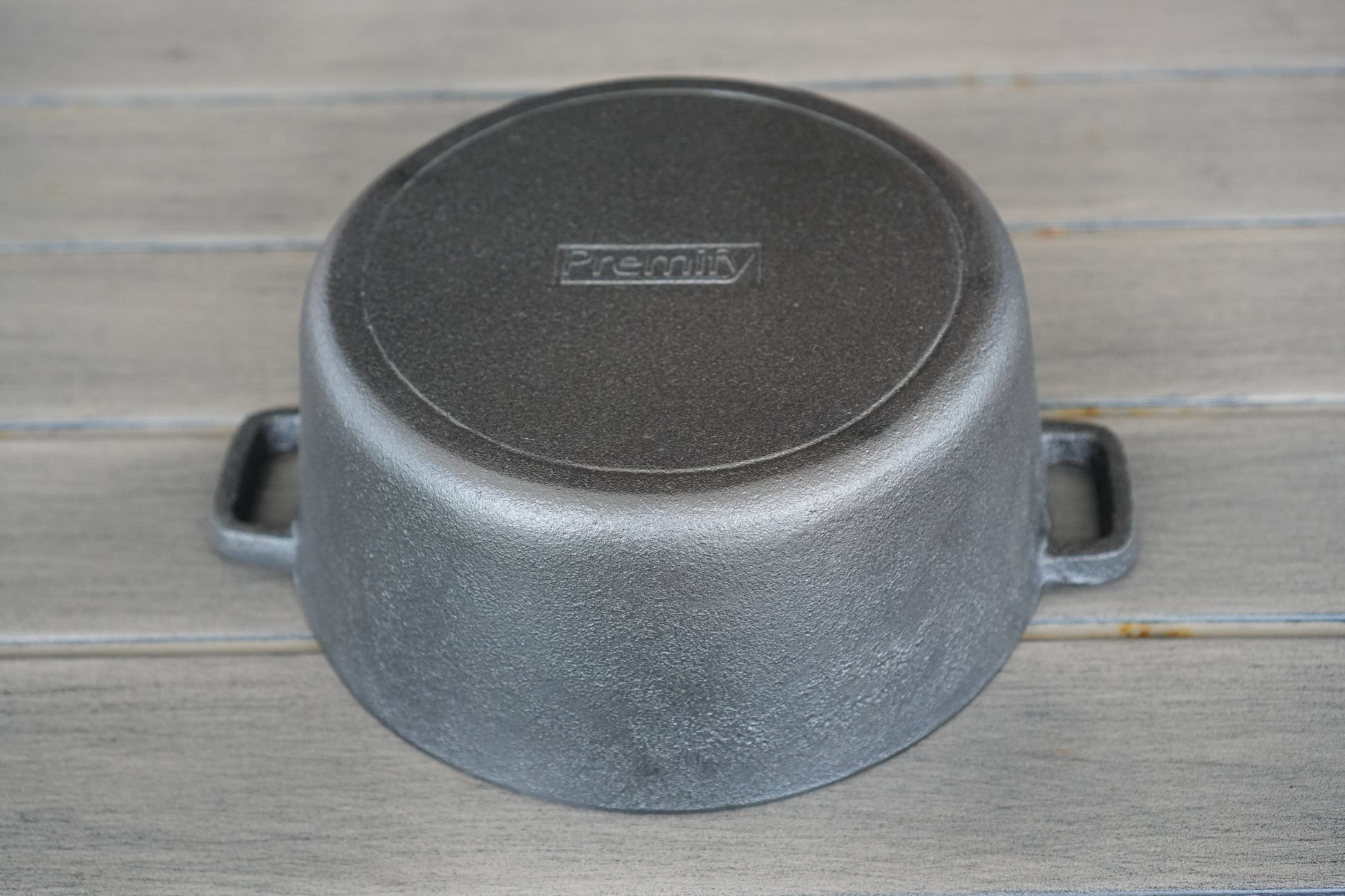 10 inch cast iron cauldron seasoned interior close-up