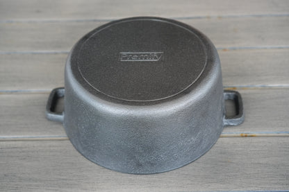 10 inch cast iron cauldron seasoned interior close-up