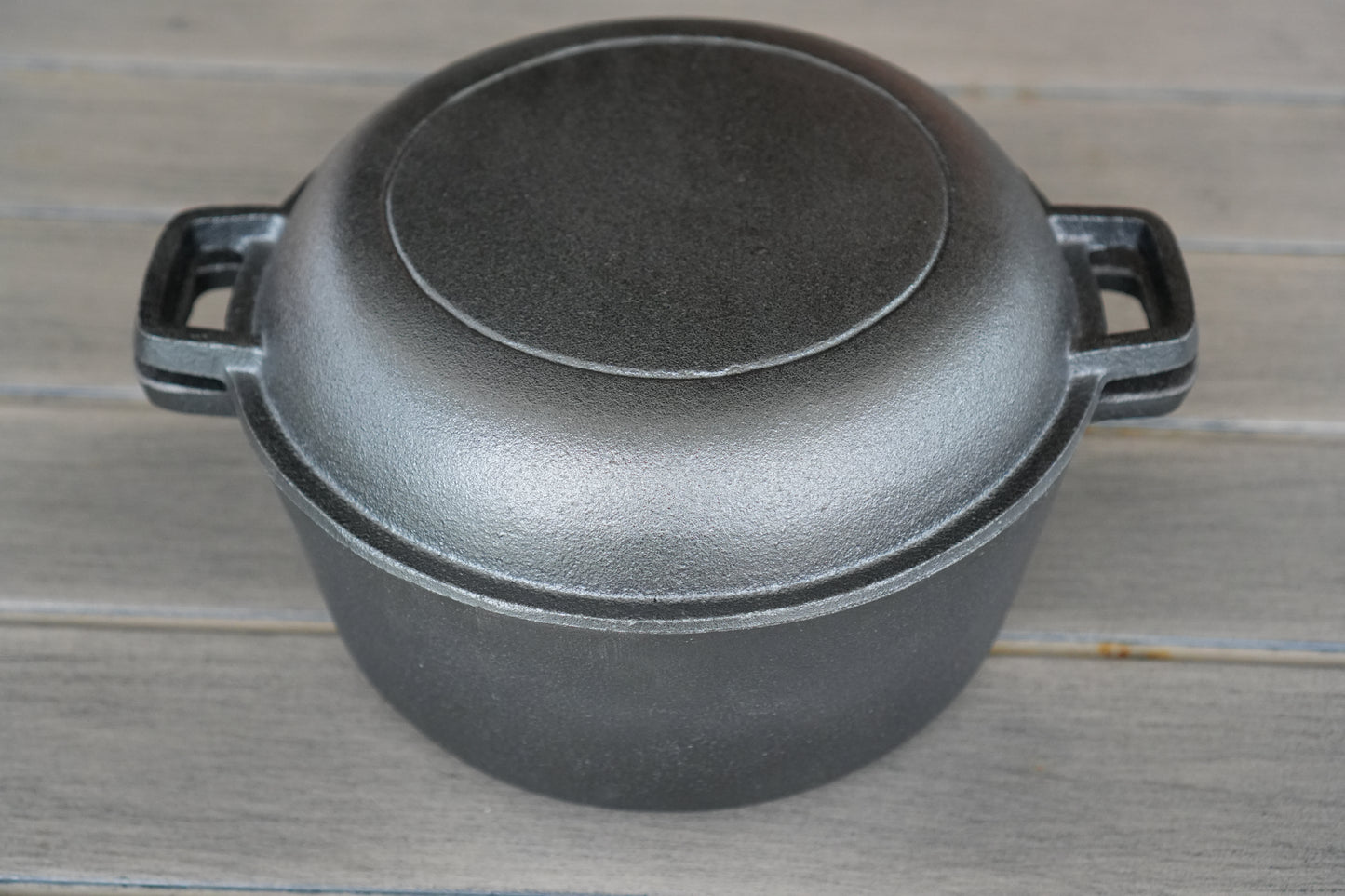 10 inch cast iron cauldron with reversible lid detail