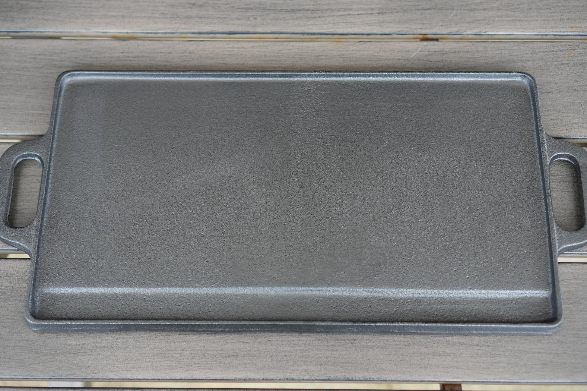 16x9 inch cast iron griddle handle and edge detail