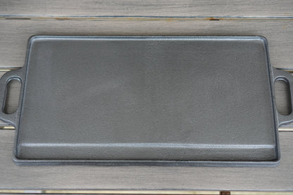 16x9 inch cast iron griddle handle and edge detail